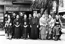 Ц. Макигути вместе с членами общества «Сока Кёику Гаккай» из региона Кюсю (1941 г.)