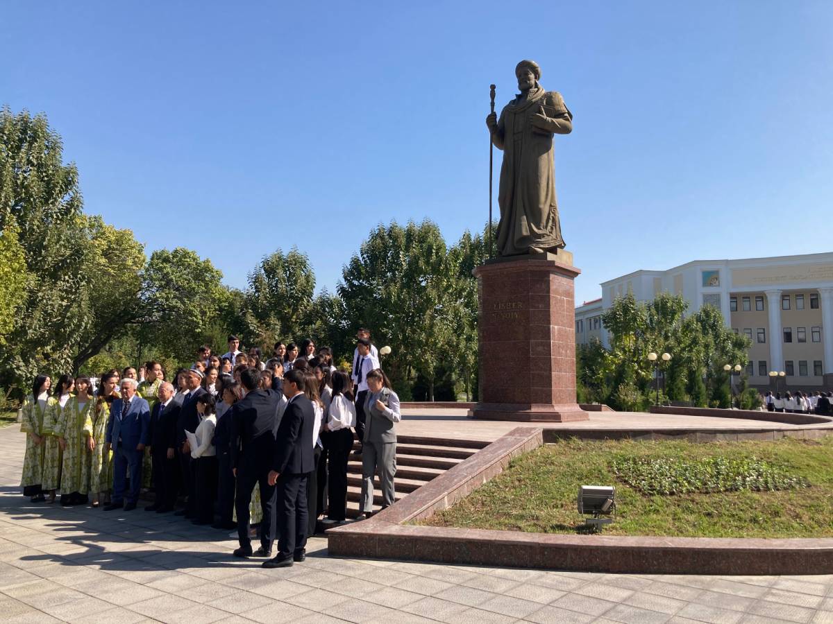 Перед памятником Алишеру Навои в Ташкентском государственном университете узбекского языка и литературы им. А. Навои