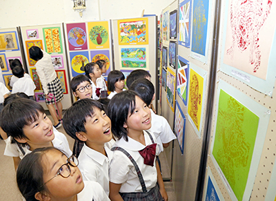 Выставка рисунков в рамках культурного обмена с Китаем в начальной школе Сока региона Кансай