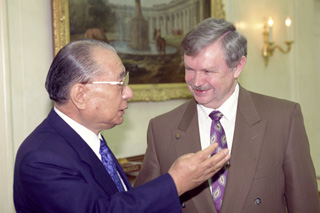 С А.А. Лихановым в Токио (март 1995 г.)